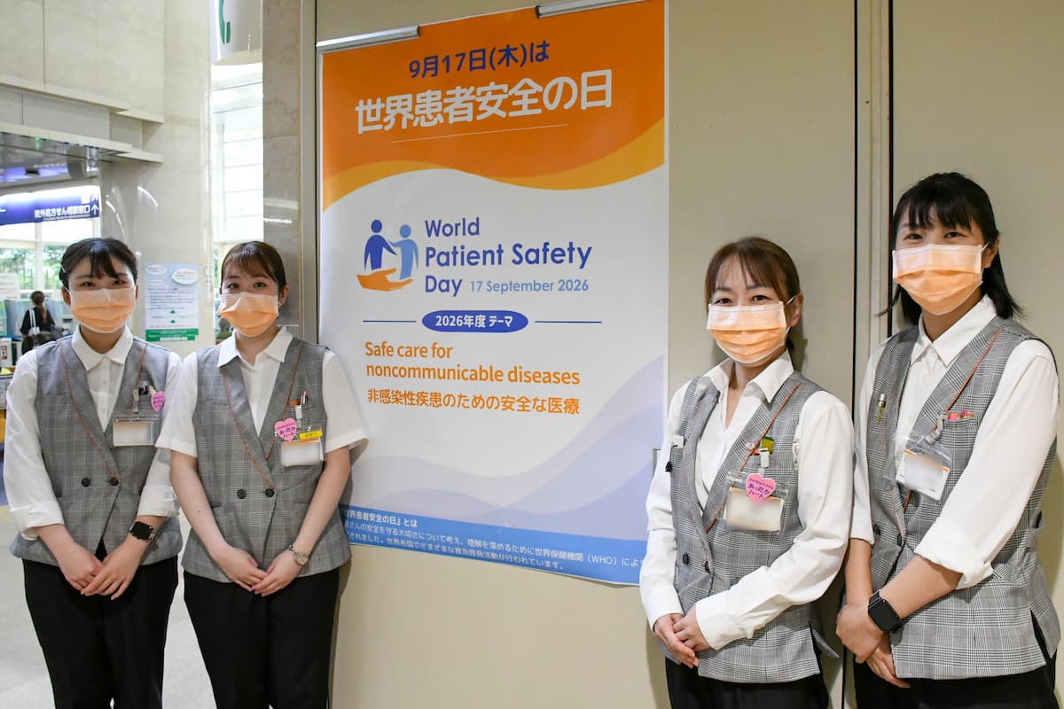 職員がオレンジ色のマスクを着用