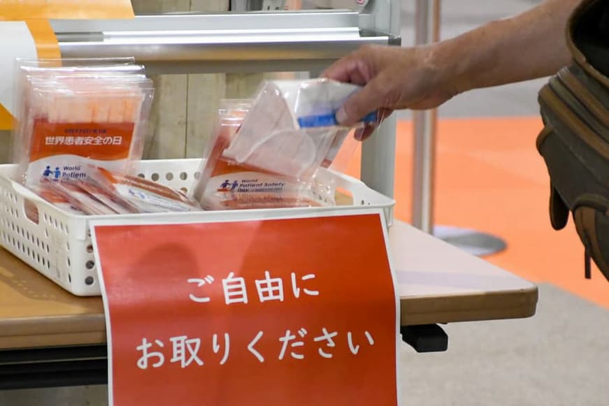 オレンジ色マスクの配布