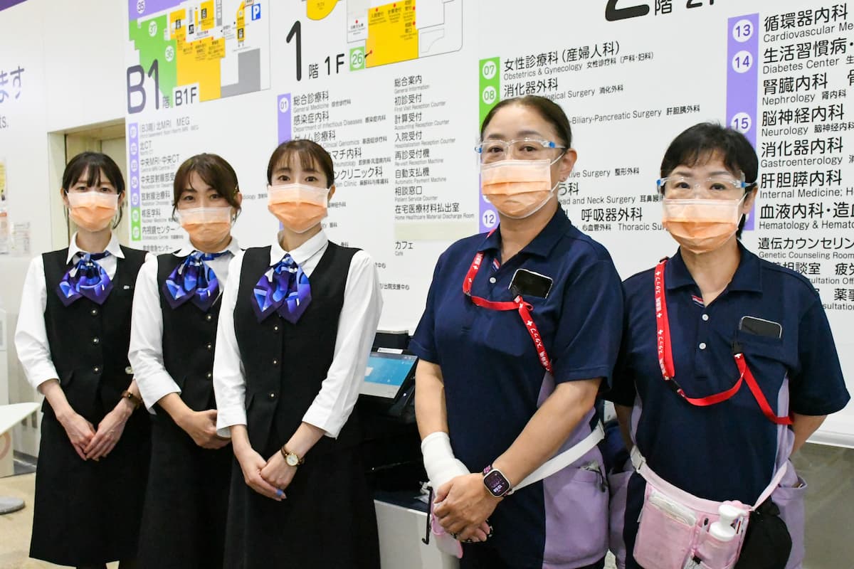 職員がオレンジ色のマスクを着用
