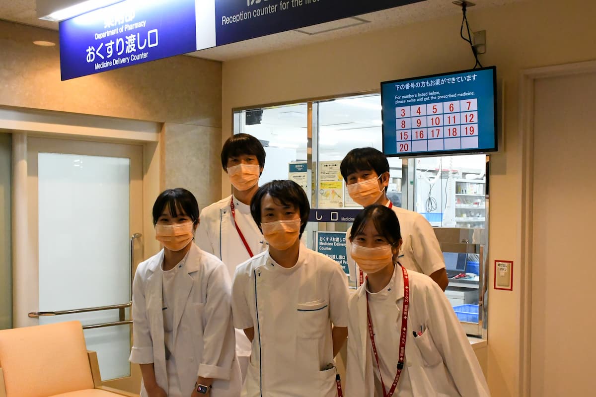 職員がオレンジ色のマスクを着用