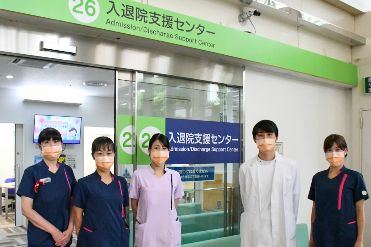 職員がオレンジ色のマスクを着用
