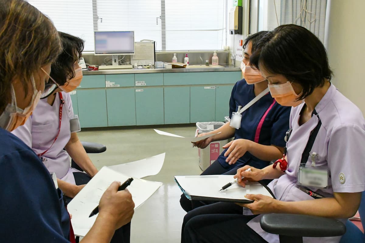 職員がオレンジ色のマスクを着用