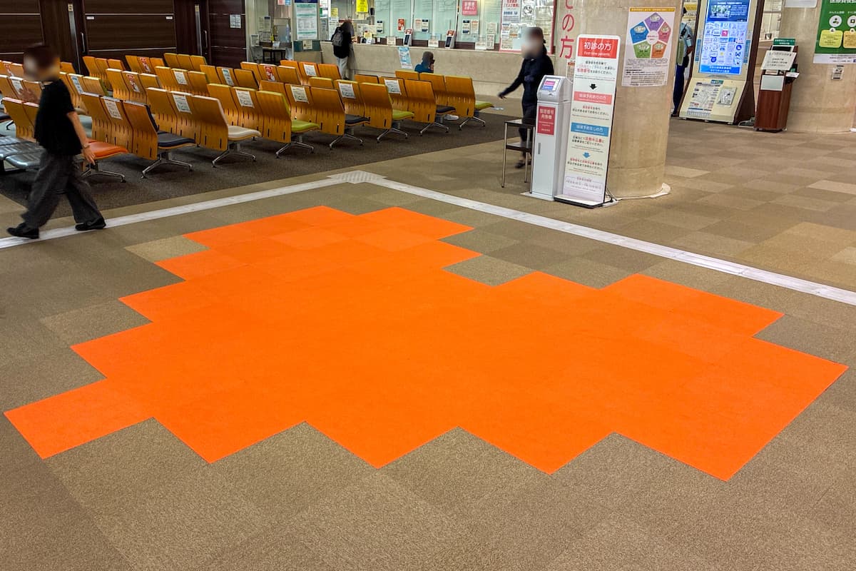 カーペットにオレンジ色のハートマークをデザイン
