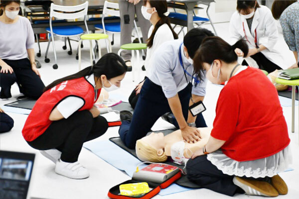 胸骨圧迫とAED使用の訓練